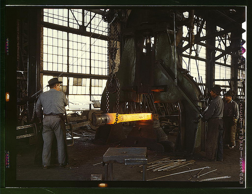 Hammering out a draw bar on the steam drop hammer in the blacksmith shop, Santa Fe R.R. shops, Albuquerque, N[ew] Mex[ico)  (LOC)